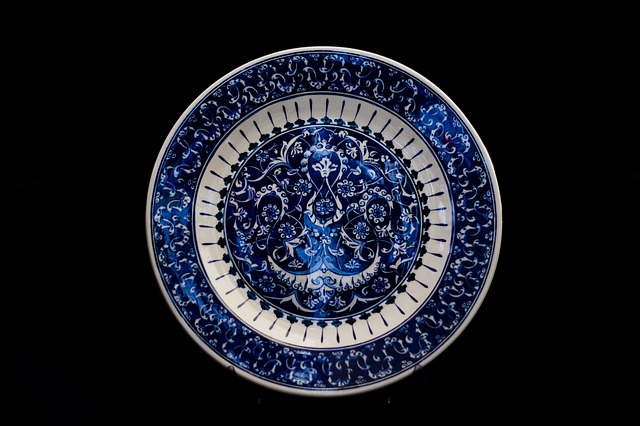 Zdobiony talerz porcelanowy