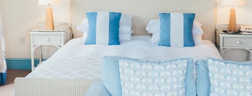 łóżko hotelowe - niebieskie